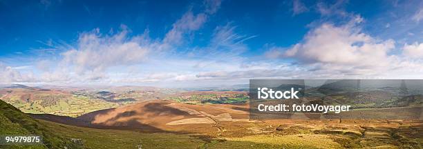 Big Sky País - Fotografias de stock e mais imagens de Ao Ar Livre - Ao Ar Livre, Beleza natural, Black Mountain - País de Gales