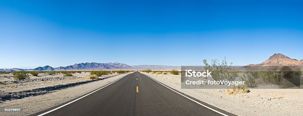 Blue horizon, Schwarz highway - Lizenzfrei Fernverkehr Stock-Foto