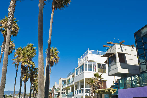 strand-häusern - santa monica beach california house stock-fotos und bilder