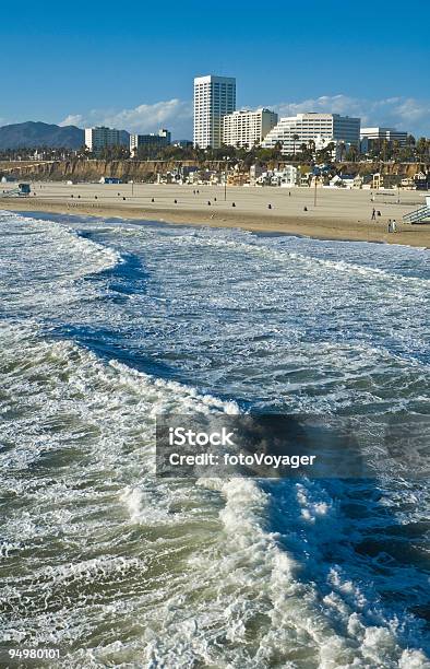 Onde E La Spiaggia Di Santa Monica - Fotografie stock e altre immagini di Molo di Santa Monica - Molo di Santa Monica, Albergo, Ambientazione esterna