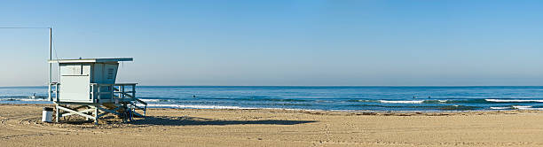 surfer am frühen morgen - santa monica surfing beach city of los angeles stock-fotos und bilder