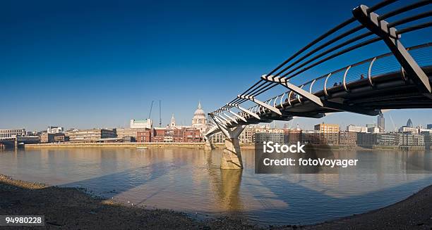 Millenium Ponte Saint Pauls Londres - Fotografias de stock e mais imagens de Ao Ar Livre - Ao Ar Livre, Arquitetura, Azul