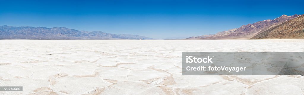 Blanc éclatant salt flats - Photo de Montagne libre de droits