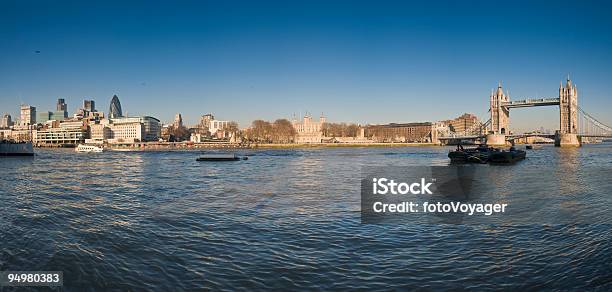 Лондон Темзы Towers — стоковые фотографии и другие картинки Башня - Башня, Берег реки, Большой город