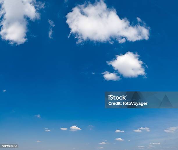 Fundo De Céu Azul - Fotografias de stock e mais imagens de Ao Ar Livre - Ao Ar Livre, Azul, Beleza natural