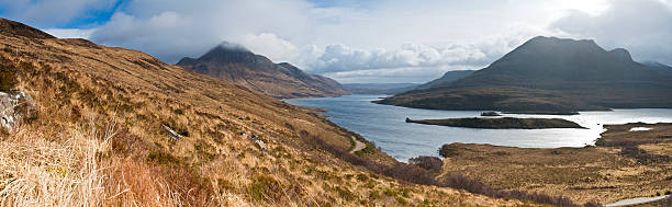 スコットランド高地と島々 - highlands region heather grass mountain range ストックフォトと画像