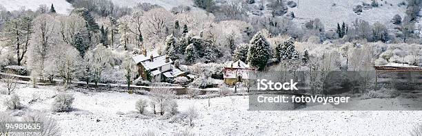 Nevadascomment Cottages Woodland - Fotografias de stock e mais imagens de Aldeia - Aldeia, Ao Ar Livre, Arvoredo