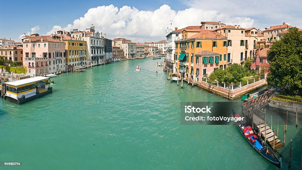 Gôndolas em Veneza e o Grande Canal - Foto de stock de Atracado royalty-free