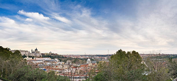 big himmel über madrid skyline - spain flag built structure cloud stock-fotos und bilder