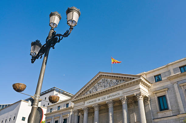 spanisches parlament madrid - column corinthian madrid europe stock-fotos und bilder