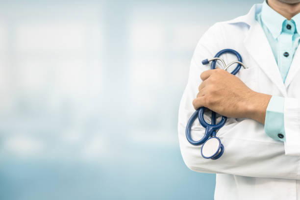 doctor en fondo de hospital con espacio de copia - cardiologist fotografías e imágenes de stock