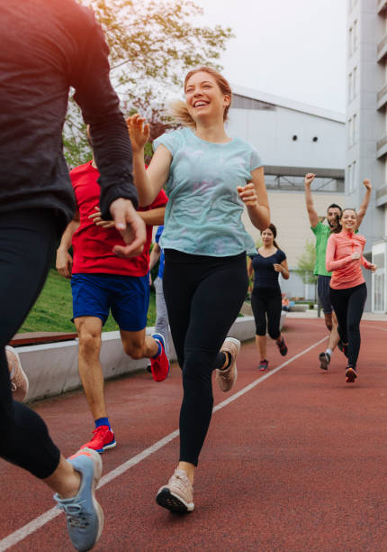 マラソン チームのトレーニング - running track women running spring ストックフォトと画像