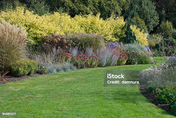 Jardín Inglés Foto de stock y más banco de imágenes de Aire libre - Aire libre, Arbusto, Belleza de la naturaleza