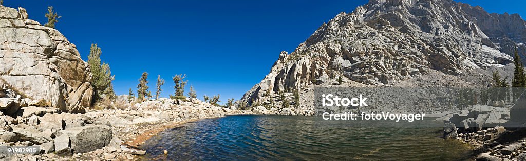 Panorama du lac clair sierra - Photo de Sierra Nevada californienne libre de droits