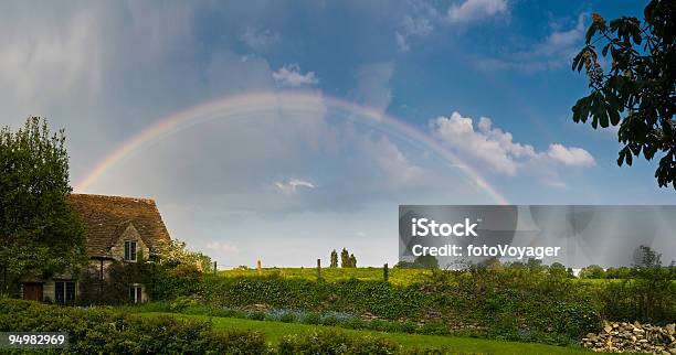 Rainbow Landhaus Garten Stockfoto und mehr Bilder von Altertümlich - Altertümlich, Baum, Bedeckter Himmel