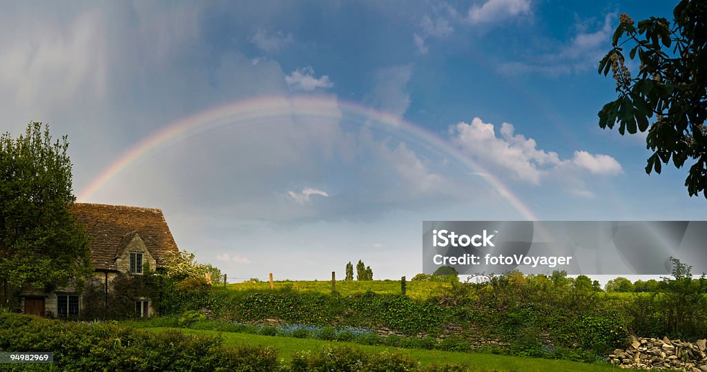 Rainbow-Vista al jardín de la cabaña - Foto de stock de Aire libre libre de derechos