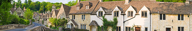 castelo combe aldeia panorama - castle combe imagens e fotografias de stock