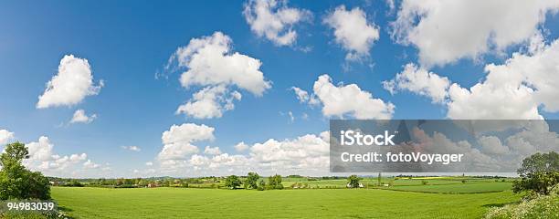 Gran Cielo Frondosas Farmland Vista Foto de stock y más banco de imágenes de Azul - Azul, Cielo, Granja