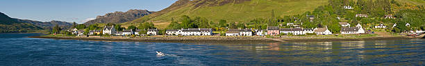bonitos waterfront aldeia panorama - cottage scotland scottish culture holiday imagens e fotografias de stock