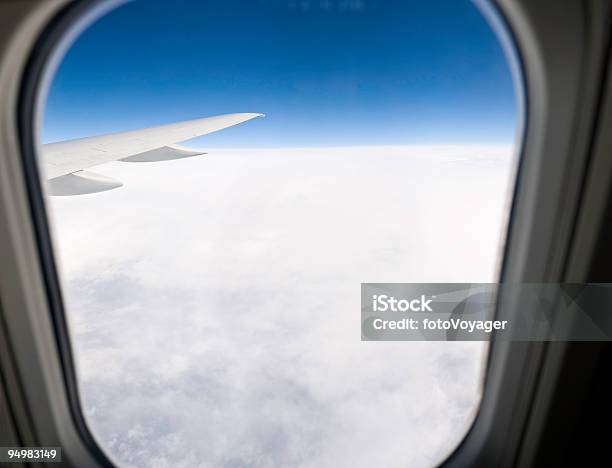 통해 플라이에는 대상쪽으로 Blue Sky 둥근 창에 대한 스톡 사진 및 기타 이미지 - 둥근 창, 비행기, 창문