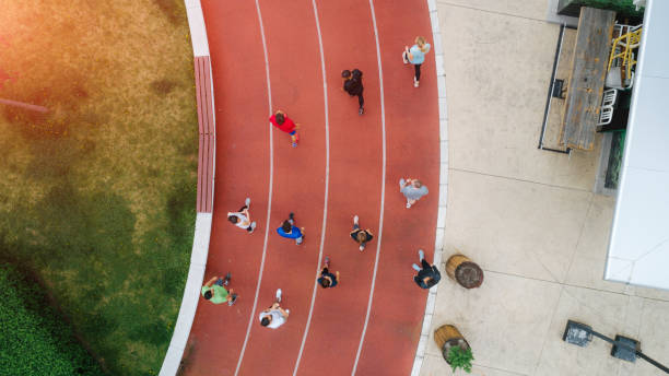 marathon team training - running track women running spring stock-fotos und bilder