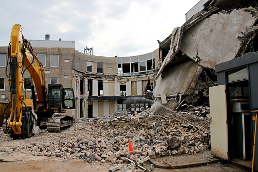 Demolitian of the town hall of municipality of Zuidplas which became to small after merger with other municipalities.