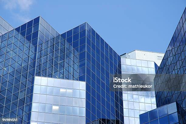 Foto de Office Edifício e mais fotos de stock de Alto - Descrição Geral - Alto - Descrição Geral, Arranha-céu, Azul