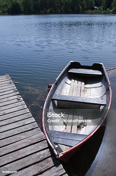 Barco De Remos En El Lago Foto de stock y más banco de imágenes de Agua - Agua, Aire libre, Barco de remos