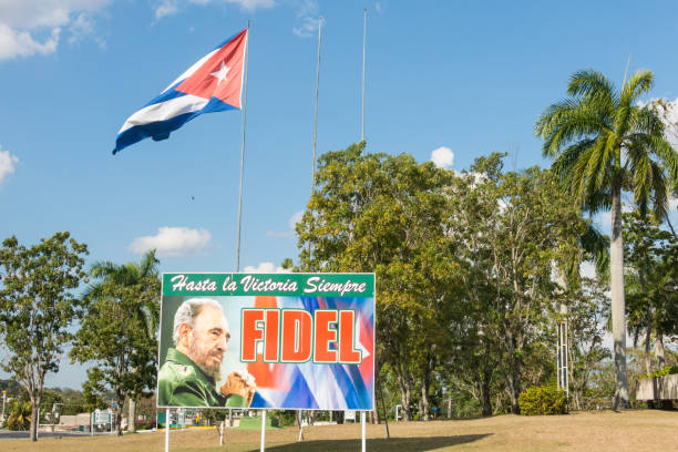 plakat z wizerunkiem fidela castro i kubańską flagą w santa clara na kubie - castro street zdjęcia i obrazy z banku zdjęć