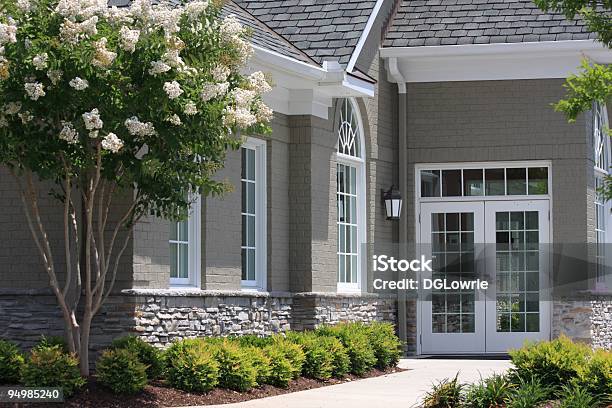 Foto de Pequeno Office Building e mais fotos de stock de Clínica veterinária - Clínica veterinária, Exterior de Prédio, Resedá