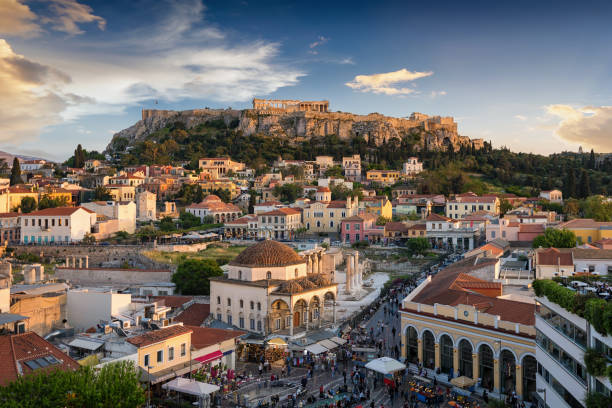 widok na świątynię partenonu na akropolu i stare miasto, plaka w atenach, grecja - greece acropolis athens greece famous place zdjęcia i obrazy z banku zdjęć