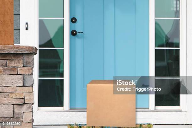 Haustürpaket Stockfoto und mehr Bilder von Schachtel - Schachtel, Veranda, Haustür