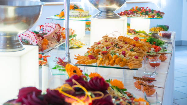 persone gruppo catering cibo a buffet al coperto in ristorante di lusso - wedding reception wedding cake wedding cake foto e immagini stock