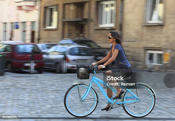 Urban Fahrradtour Stockfoto und mehr Bilder von Pedal - Pedal, Radfahren, Weiblicher Teenager