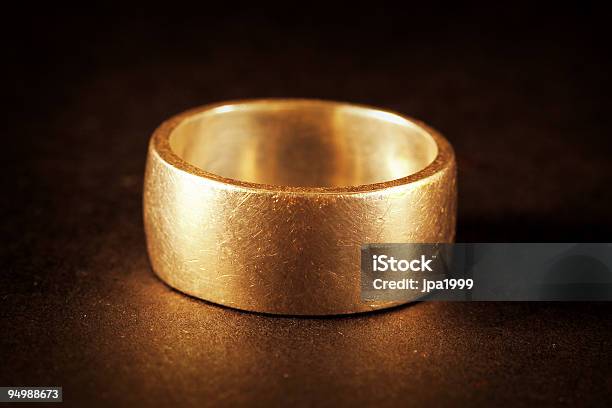 Anel De Ouro - Fotografias de stock e mais imagens de Anel de Casamento - Anel de Casamento, Dourado - Cores, Ouro - Metal