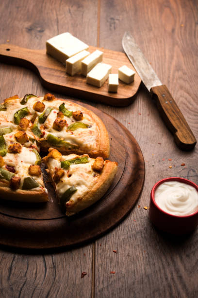 istock Indian Paneer Pizza with fresh cottage Cheese cubes and white sauce 949890004