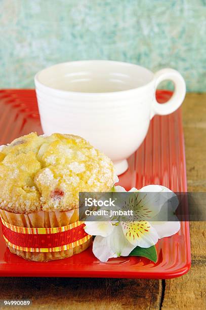 Photo libre de droit de Muffin Et Café Sur Une Table En Bois Rustique banque d'images et plus d'images libres de droit de Aliment - Aliment, Café - Boisson, Canneberge