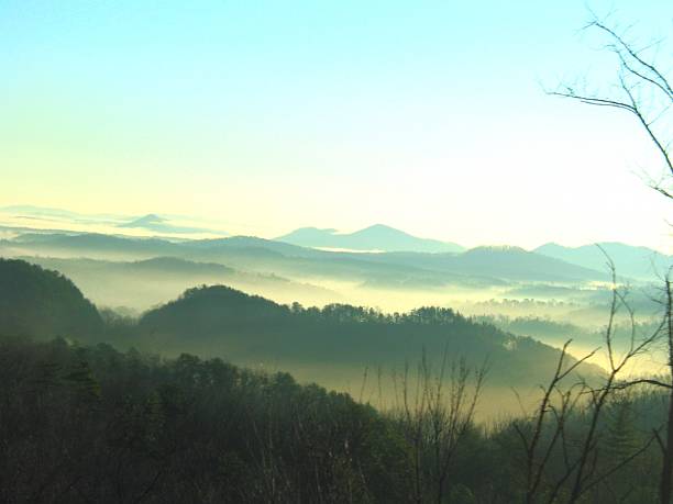 surrealista encimeras de las montañas blue ridge - landscape landscaped tennessee mist fotografías e imágenes de stock