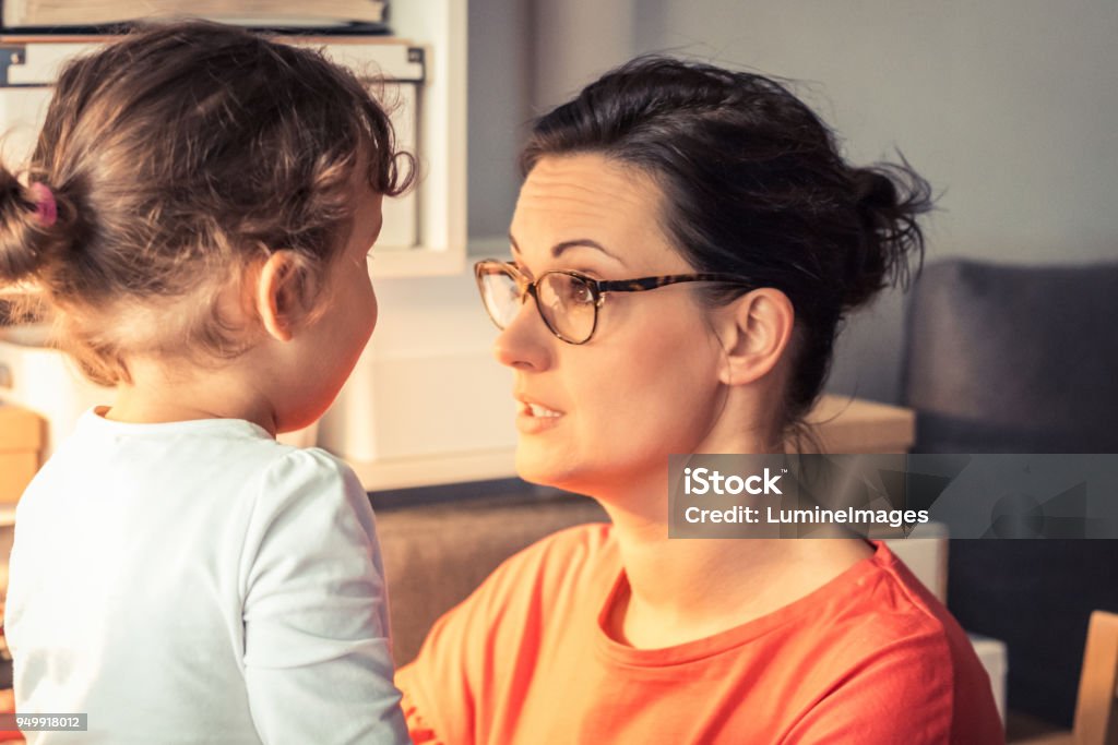 Mãe falando com a filha. - Foto de stock de Mãe royalty-free