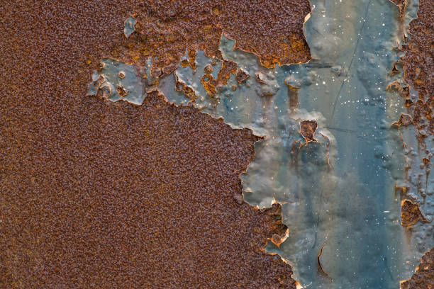 錆びた青い塗られた金属製の壁。さびた金属を背景 - paint peeling wall cracked ストックフォトと画像