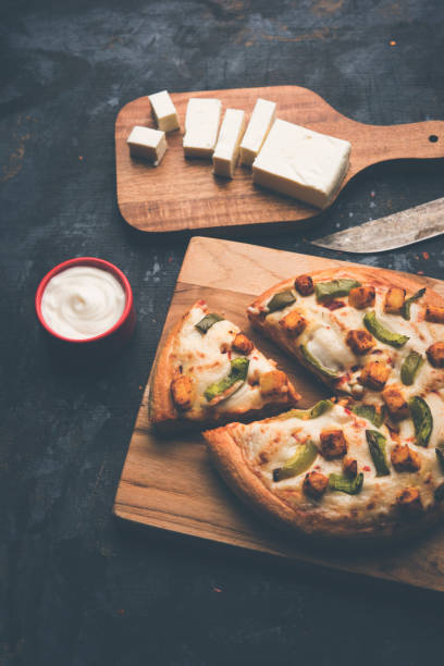 istock Indian Paneer Pizza with fresh cottage Cheese cubes and white sauce 949918082