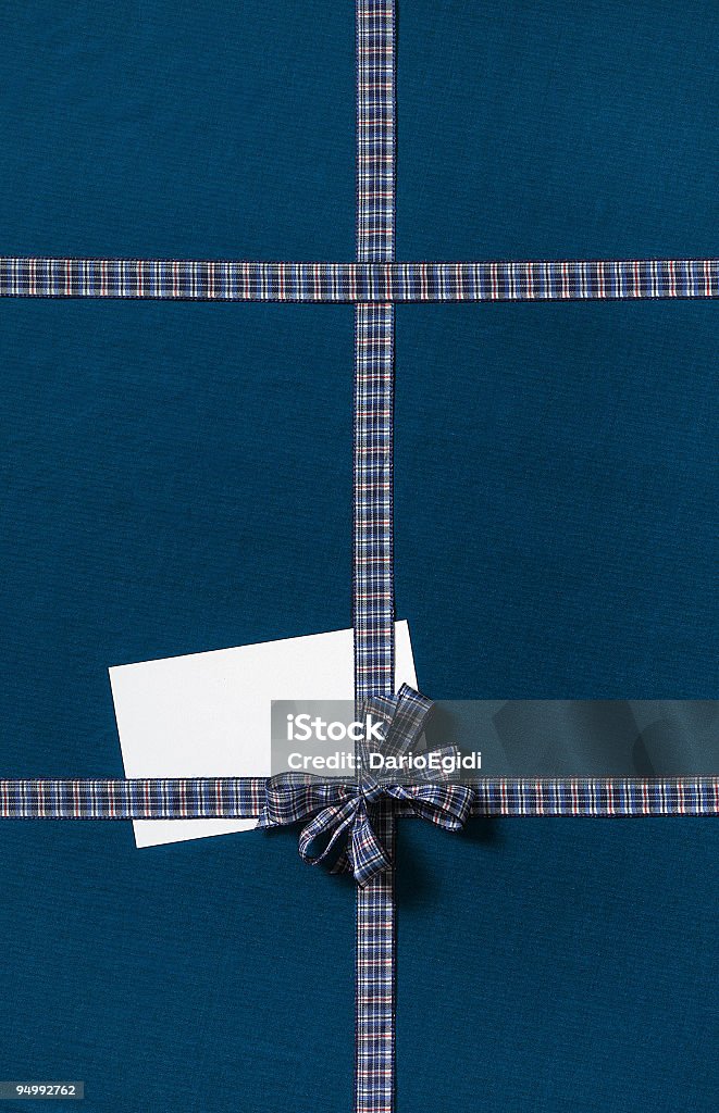 Papel de embrulho para presente azul com fita e branco cartão de cumprimentos - Foto de stock de Aniversário royalty-free