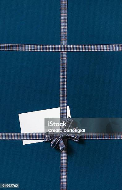 Foto de Papel De Embrulho Para Presente Azul Com Fita E Branco Cartão De Cumprimentos e mais fotos de stock de Aniversário