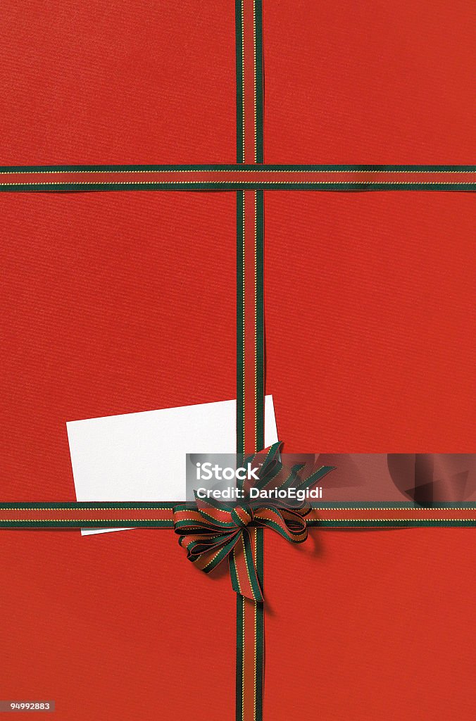 Красный Подарочная упаковка документа с лентой и белый приветствия карты - Стоковые фото Без людей роялти-фри
