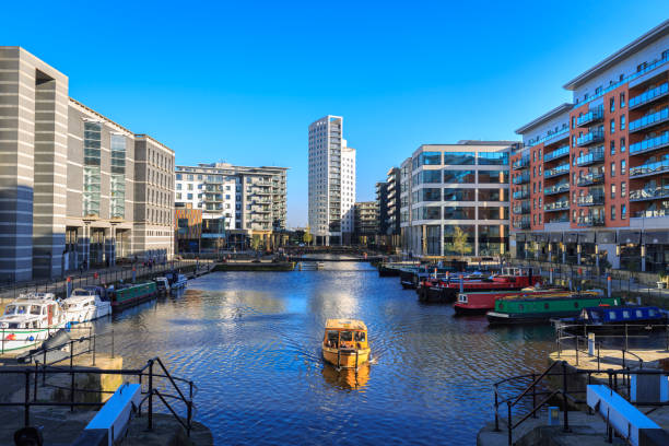 taxi acqueo nel molo di leeds - canal narrow boat nautical vessel england foto e immagini stock