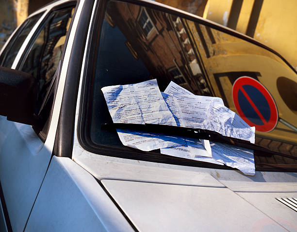 molti multe sul parabrezza di un auto parcheggiata - biglietto di parcheggio foto e immagini stock