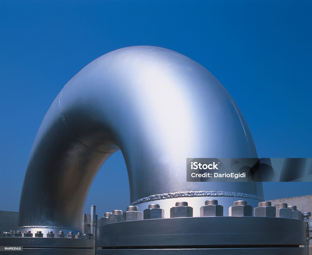 Enorme curvo tubo metallico in un impianto di distribuzione del gas - Foto stock royalty-free di Acciaio