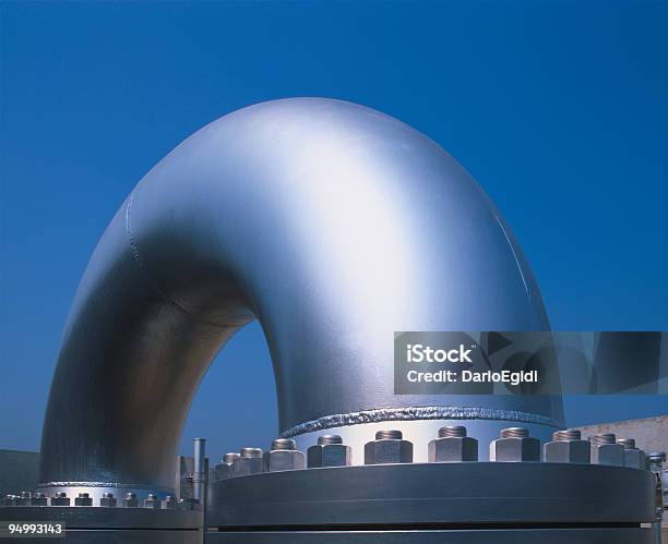 Enorme Curvo Tubo Metallico In Un Impianto Di Distribuzione Del Gas - Fotografie stock e altre immagini di Acciaio