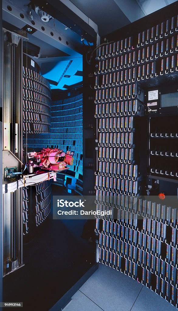 Viejo sistema óptico de su archivo en una gran informatic industria - Foto de stock de Comunicación libre de derechos