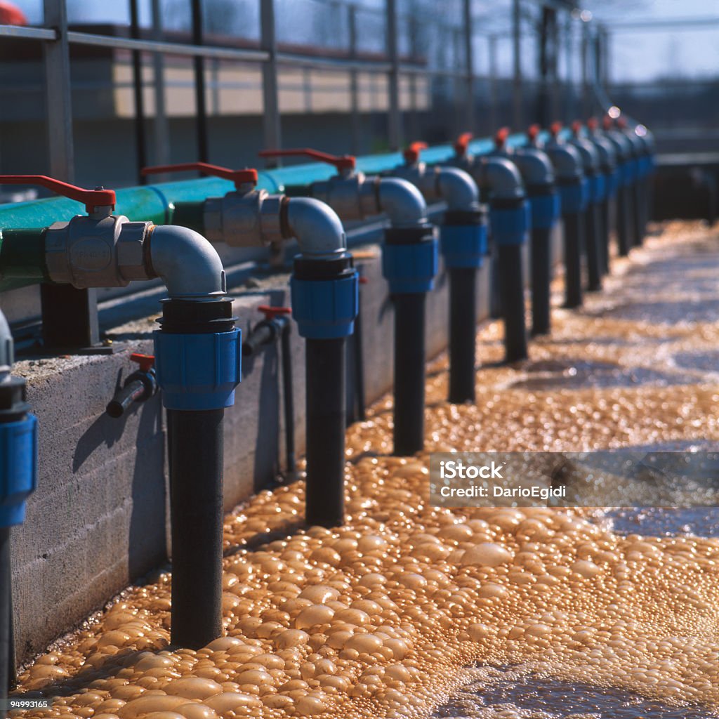Ряд клапанов в промышленный Завод по переработке сточных вод - Стоковые фото Сточные воды роялти-фри